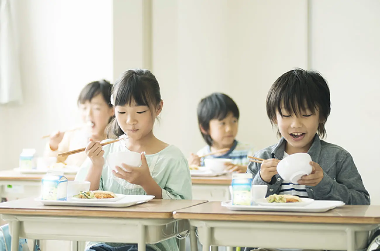 イメージ:よく噛まずに食べる